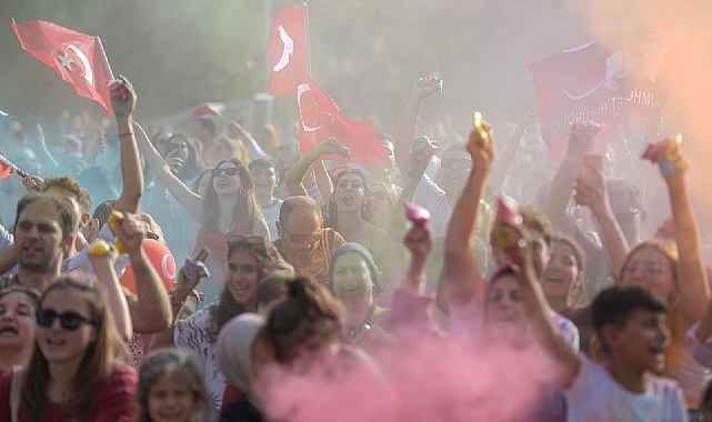 İzmirli gençler 100'üncü yıla Kültürpark'ta merhaba dedi