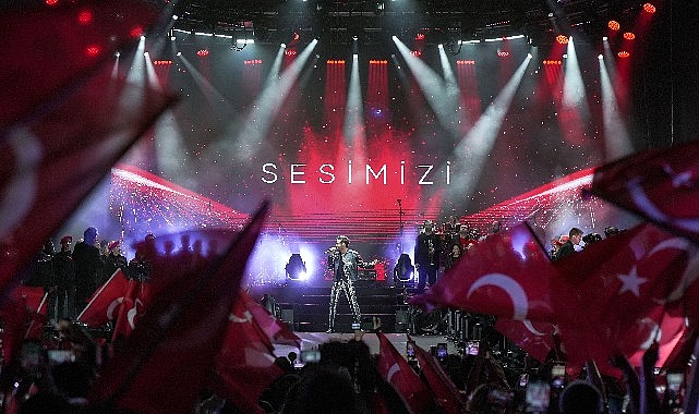 Kenan Doğulu, Cumhuriyet'in 100. yılını unutulmaz İzmir konseriyle kutladı. 