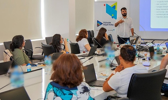 &apos;Dijitalde Hayat Kolay' projesi yeni döneminde de kadınları dijital dünyaya hazırlıyor