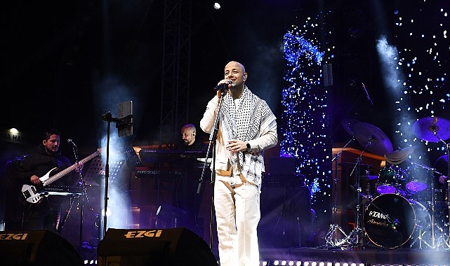 Ünlü şarkıcı Maher Zain, en güzel ilahilerini Osmangazi Meydanı'nda söyledi