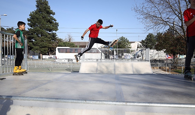 Adrenalin tutkunları Doğu Kışla Skate Park'a