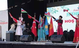 Keçiören Belediyesi tarafından İlçedeki Kalaba Kent Meydanı'nda düzenlenen Hıdırellez Bayramı coşkuyla kutlandı